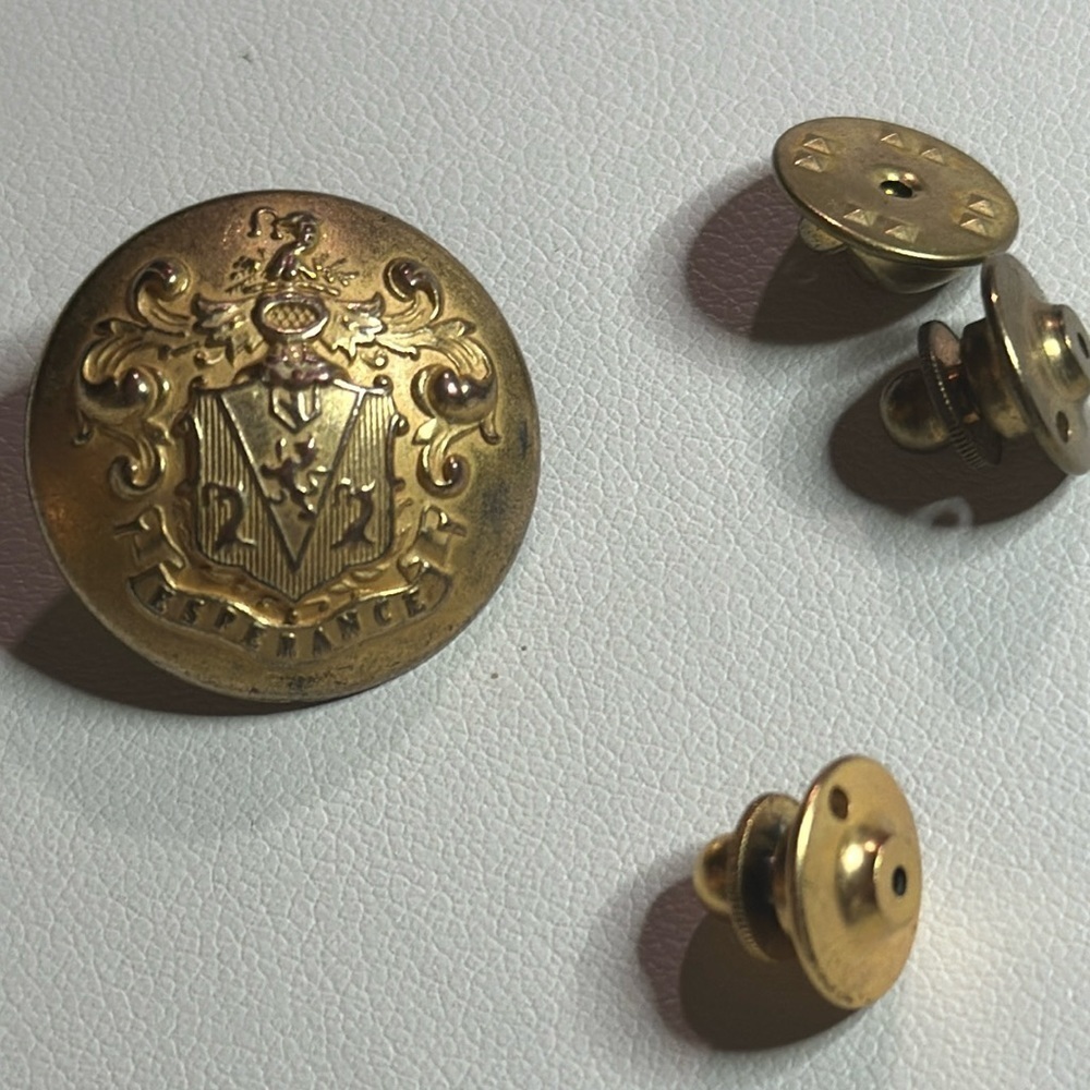 Esperance gold toned button